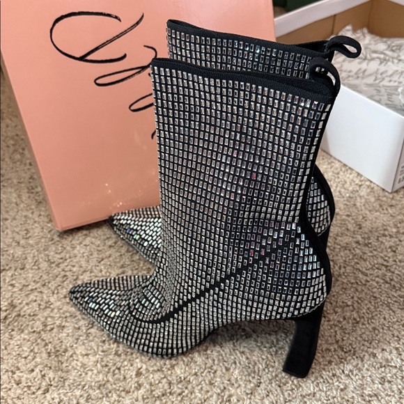 NEW Wild Pair Black and Silver Heeled Boots Sz 8.5 - Picture 4 of 7